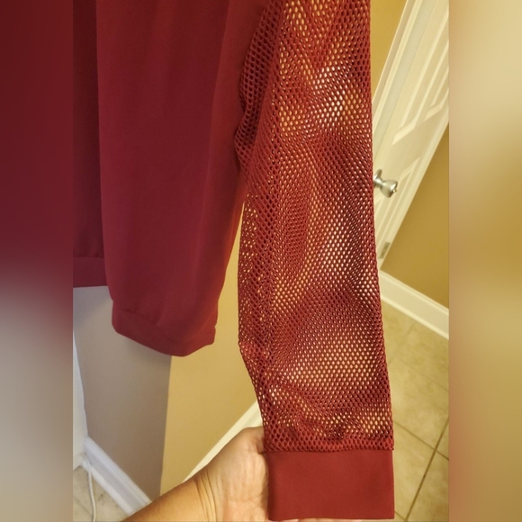 NWT Ladies Performance Top/Hoodie w/mesh sleeves -Sz. 16W (burgundy) - Picture 3 of 4